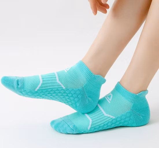 Meias de tornozelo de corte baixo esportivas baratas personalizadas e aconchegantes para homens e mulheres de algodão de cor sólida